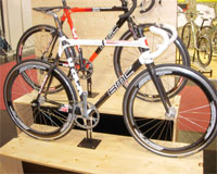 BMC。シートポストの根元にすき間があるのわかります?
