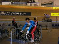 自分のトラックレーサーが行方不明になり、ロードレーサーで練習する矢口選手
