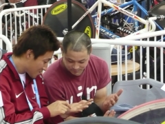 「ちょっと短い場合どうすればいいんスかね?」「書き足しちゃえば?」「頭には線、書き足したんですけどダメですか?」※フィクションであり実際の会話とは異なります