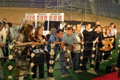 選手の登場する第2部の始まる前から、選手たちを近くで見ようとお客さんが集まる