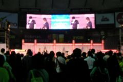 選手たちがステージに上がるとお客さんの大移動が始まる
