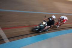 バイク誘導でスピード練習をする伏見選手