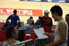 ムルダー選手とリザルトを見ながら談笑する渡邉選手