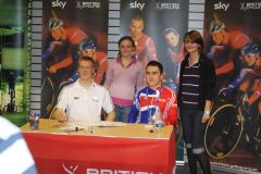 イギリスチームの選手のサイン会のブースは常に人だかり