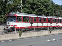 地下鉄にもなります。日本人は電車と言ってます。