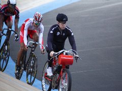 ケイリンでぺーサーの後位から先行した末木選手