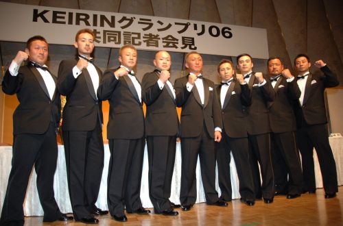 共同記者会見終了後に9人勢ぞろいでガッツポーズ