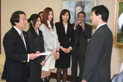 目録を知事へ手渡す大谷村長とすぴRits（左から成田、内田、本田）