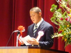 スピーチする佐藤一伸生徒