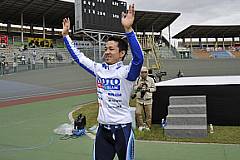 歓声に応える稲垣選手