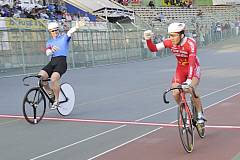 渡邉選手の優勝を称える北津留選手