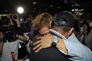 迎えの加藤選手と喜びを分かち合う永井選手