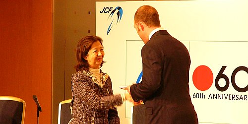 下重会長による登録証の交付