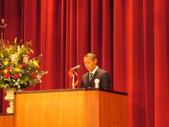 スピーチする川津悠揮生徒