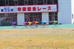 残り半周。雨谷が主導権を握る。