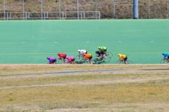 猛然と追い込んでくる3番西村と1番深谷。