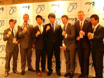 会見に臨んだ7選手