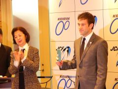 選手登録証を受け取るエドガー選手