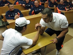 97回生との交歓会で生徒と腕相撲をするジョサイア・ヌグ（写真左）