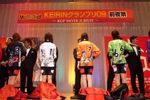 マントを取ると車番が一斉に！