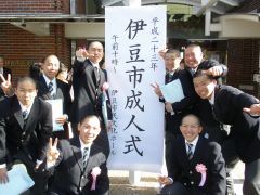 成人を迎えた8名