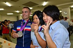 女子生徒と記念撮影
