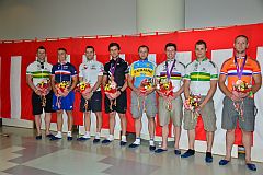 健闘を誓う8選手