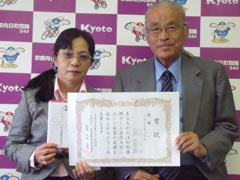 優勝を手にした「ブルーなカップル」