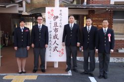 成人を迎えた５名　左から、小林、竹山、石塚、高木、吉岡