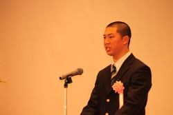 競輪学校を代表してスピーチする吉岡生徒