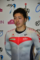 インタビューを受ける新田祐大選手