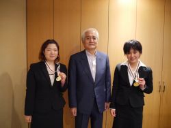 左から、田中選手、ＪＫＡ会長、鹿沼選手