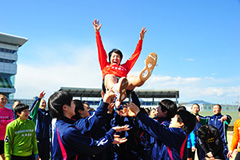 尾崎睦生徒胴上げ