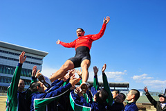 新山響平生徒胴上げ