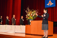国歌斉唱で指揮をする宮地生徒