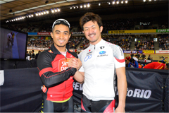 中川とアワンが固い握手を交わす