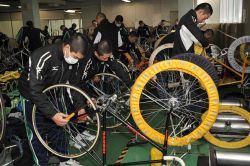 検車場での自転車組み立て